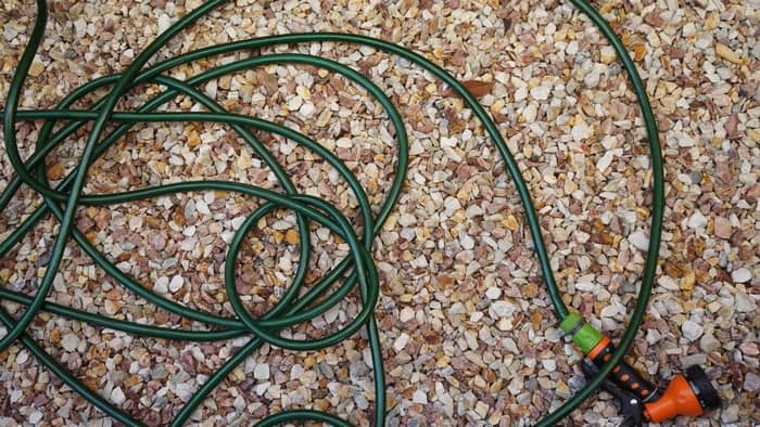 how to un-kink old garden hose