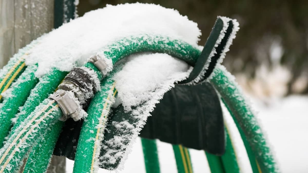 What Temp Will Garden Hose Freeze - Your Winter Guide To Avoiding Frozen Pipes