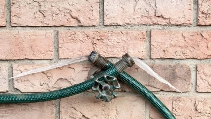 Will a water hose freeze at 32 degrees?